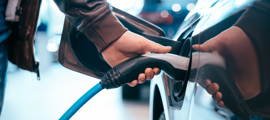 E-Auto laden (Bild: Freepik)