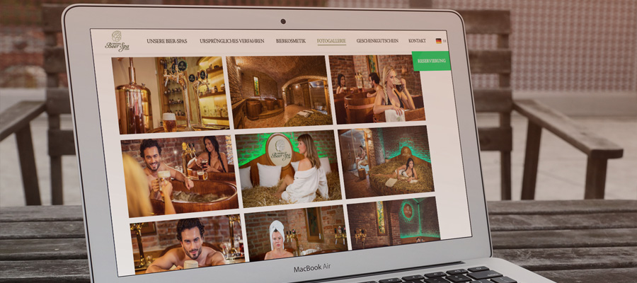 Website von Original Beer Spa auf einem Macbook (Screenshot: Beerspa.com / Montage: Mockdrop.io)