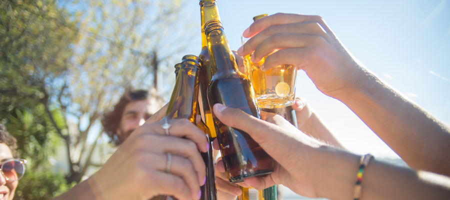 Anstoßen mit Bier (Bild: Magnific)