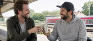 Bier am Bahnhof trinken (Bild: Magnific AI)
