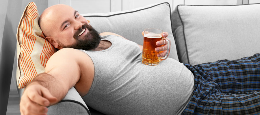 Mann mit einem Bier auf der Couch (Bild: Magnific)