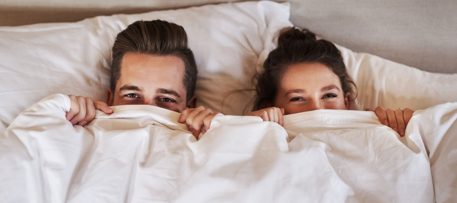 Bett - Paar - Decke (Bild: Magnific)