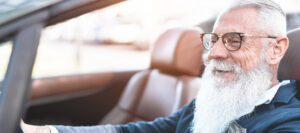 Rentner / Opa im Auto (Bild: Magnific)