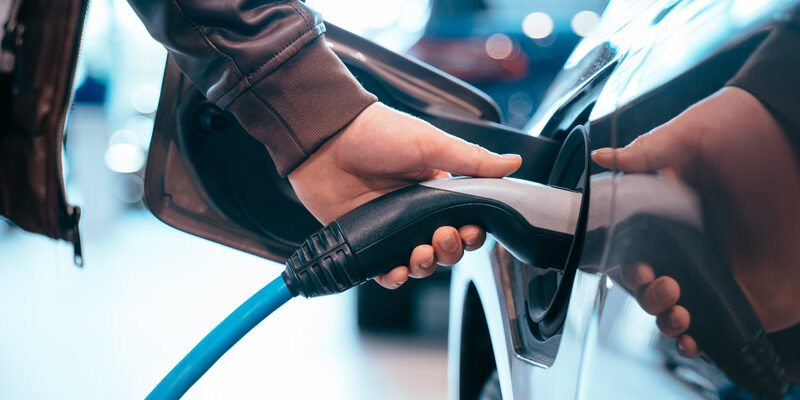 E-Auto laden (Bild: Freepik)