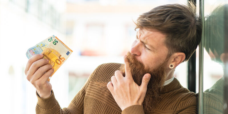 Bargeld kritisch betrachtet (Bild: Magnific)