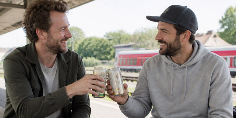 Bier am Bahnhof trinken (Bild: Magnific AI)