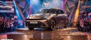 Cupra Raval auf dem Siegerpodest (Bild: Cupra / Magnific AI)