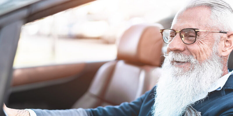 Rentner / Opa im Auto (Bild: Magnific)