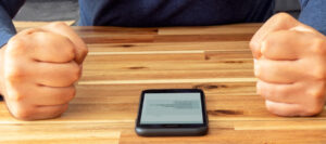 Smartphone auf dem Tisch (Bild: Magnific)