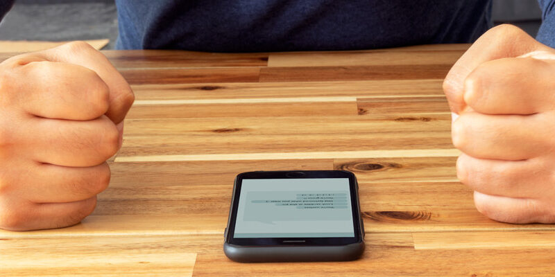 Smartphone auf dem Tisch (Bild: Magnific)